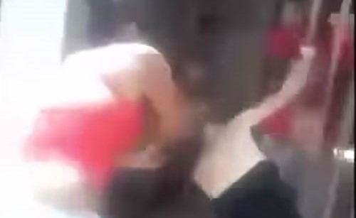 بالفيديو.. امرأة تسحل عشيقة زوجها بطريقة مروعة وترميها من فوق جسر!
