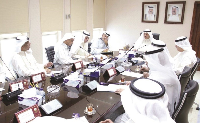 الحمود خلال استقباله عددا من رؤساء الفرق الشعبية الكويتية﻿