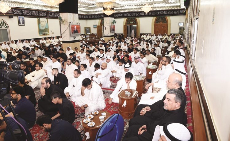 جمع من الحضور في حسينية العباسية﻿