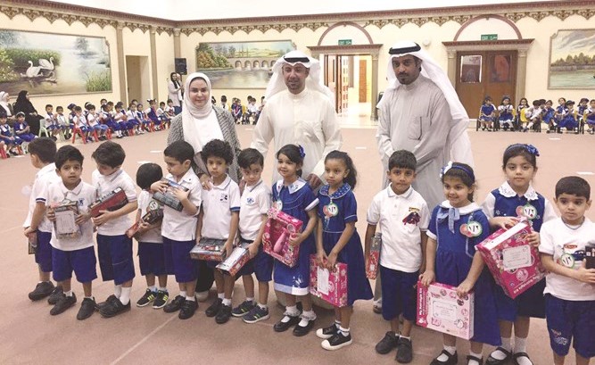 لقطة مع عدد من البراعم خلال الزيارة﻿