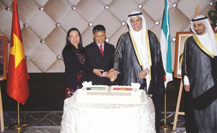 السفير علي السعيد مشاركا السفير نوغوين هونغ ثاو في قطع كيكة الاحتفال﻿