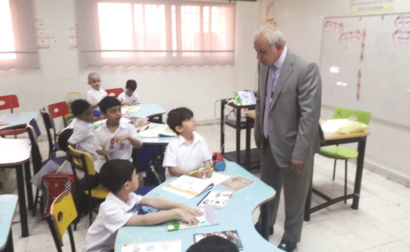 دبدر العيسى خلال حديثه الى الطلبة﻿