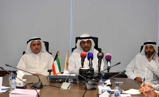 د نايف الحجرف متوسطا خالد الخالد ومفوضي هيئة اسواق المال في المؤتمر الصحافي امس 	قاسم باشا﻿