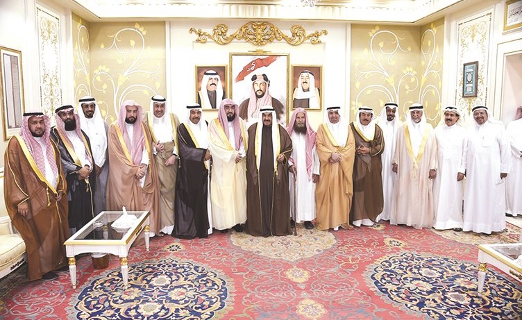 سمو الشيخ ناصر المحمد متوسطا ضيفي الكويت امام الحرم المكي فضيلة الشيخ دبندر بليلة ومؤذن الحرم المكي فضيلة الشيخ احمد بن يونس خوجة والحضور﻿