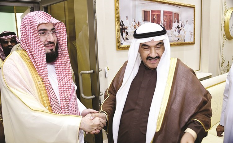 سمو الشيخ ناصر المحمد مستقبلا فضيلة الشيخ دبندر بليلة﻿