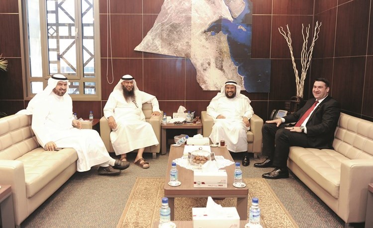 د ابراهيم الصالح مستقبلا محمد خليلوفيش ومحمود صقر النجدي ﻿