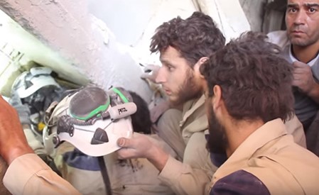 بالفيديو.. انتشال فتى تبيّن أنّه حيّ في حلب