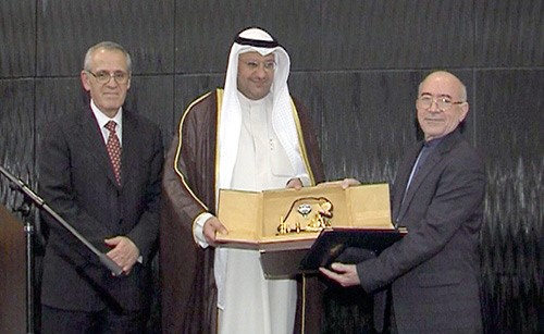 وزير الصحة د.علي العبيدي خلال تسليمه الجائزة