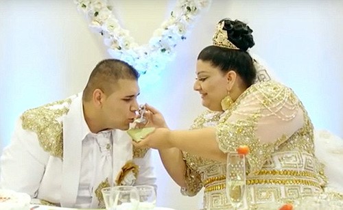 بالفيديو: عرس غجري خيالي يتخلله شلال من الذهب والمال!