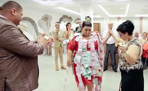 بالفيديو: عرس غجري خيالي يتخلله شلال من الذهب والمال!