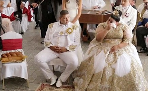 بالفيديو: عرس غجري خيالي يتخلله شلال من الذهب والمال!