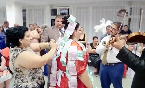 بالفيديو: عرس غجري خيالي يتخلله شلال من الذهب والمال!