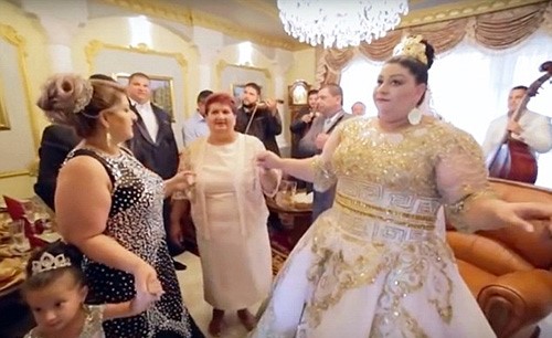 بالفيديو: عرس غجري خيالي يتخلله شلال من الذهب والمال!