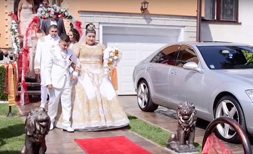 بالفيديو: عرس غجري خيالي يتخلله شلال من الذهب والمال!