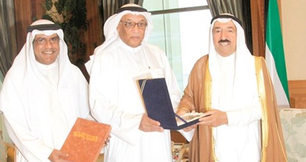  صاحب السمو الامير الشيخ صباح الأحمد يتسلم مجموعة من الاعمال الفنية لدى استقباله ابراهيم الصولة وعبداللطيف الرباح عام 2011