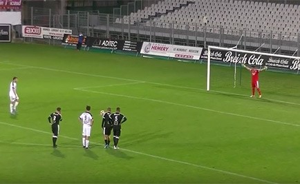 بالفيديو.. هل هذه اغرب ركلة جزاء في تاريخ كرة القدم