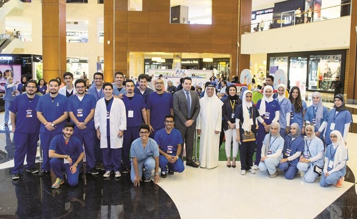 متطوعون من كليات مقدمي الرعاية الصحة في الكويت شاركوا في الحملة﻿