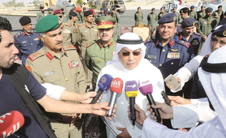 الشيخ خالد الجراح متحدثا الى الصحافيين ﻿