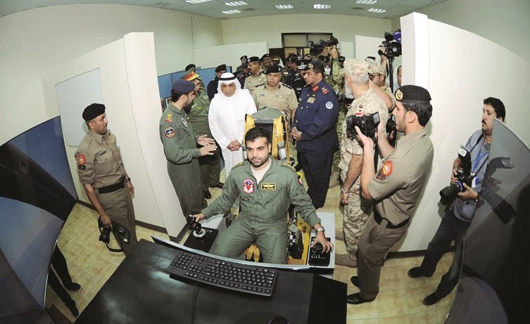 الشيخ خالد الجراح يتابع الية التدريب العملي على احد اجهزة الطيران﻿