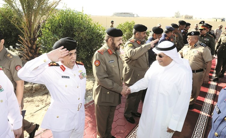 الشيخ خالد الجراح مصافحا مستقبليه من كبار القيادات العسكرية لدى وصوله الى قاعدة علي الصباح العسكرية﻿