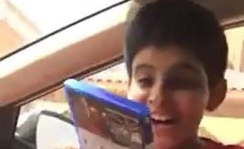 بالفيديو.. شاهد ردة فعل طفل خليجي بعد أن فاجأه أخوه بلعبة "فيفا" الجديدة