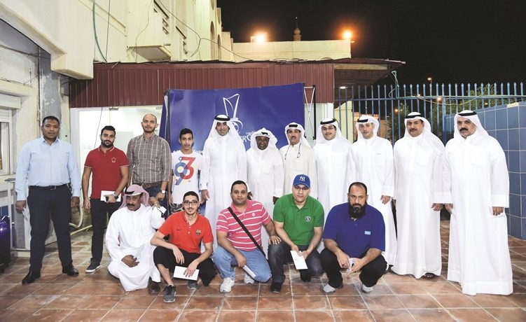 رئيس اللجنة الانتقالية لادارة اتحاد الكرة فواز الحساوي مع المكرمين ﻿
