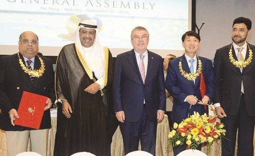 رئيس المجلس الاولمبي الاسيوي الشيخ احمد الفهد وبجانبه رئيس اللجنة الاولمبية الدولية توماس باخ﻿