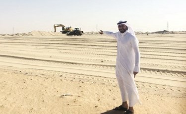 خالد العنزي في ارض المشروع وتبدو الاليات تمارس عملها﻿