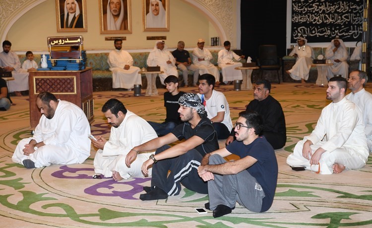 الحضور في حسينية الاوحد يتابعون الخطبة﻿