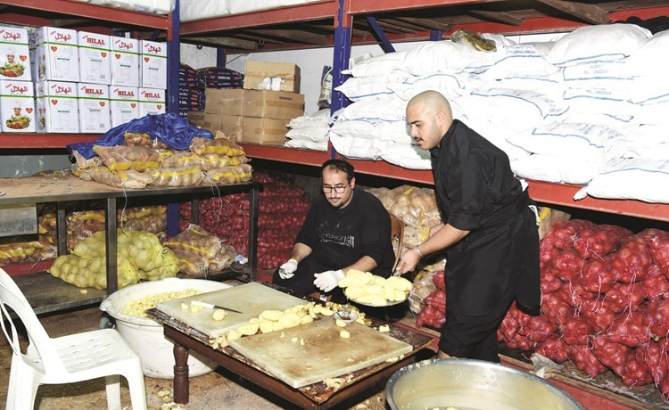 اعداد الطعام في الحسينية الكربلائية﻿