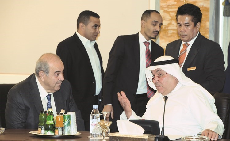 محمد الصقر واياد علاوي في حديث جانبي على هامش الاجتماع ﻿