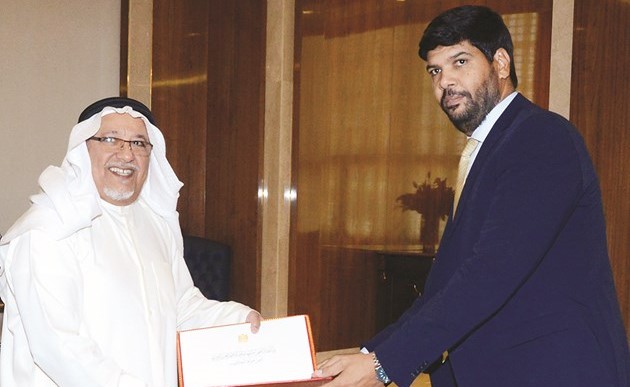الشيخ علي الجراح يتسلم رسالة ملك المغرب لصاحب السمو الامير من المهدي الرامي ﻿
