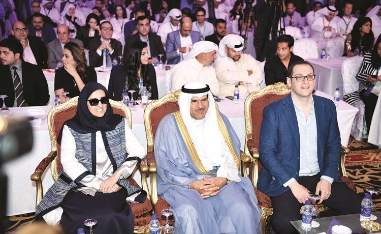 الشيخ سلمان الحمود والشيخة عايدة سالم العلي وعمر كرستيديس﻿