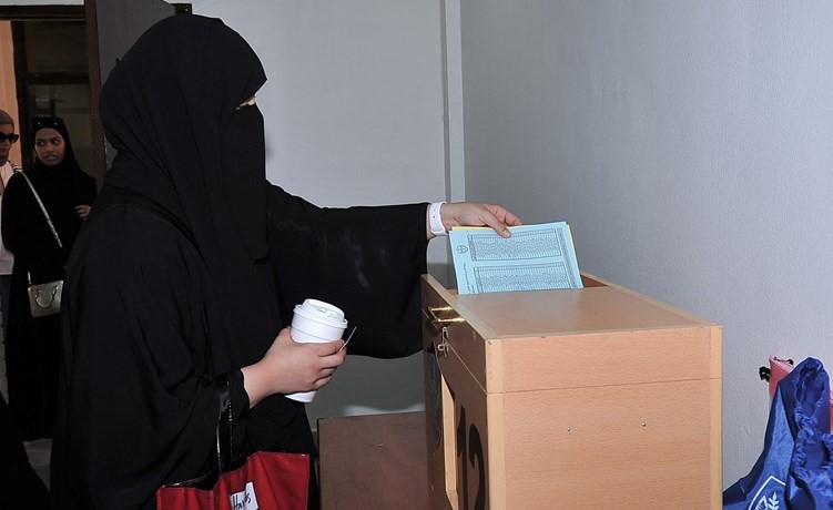 ناخبة تدلي بصوتها ﻿