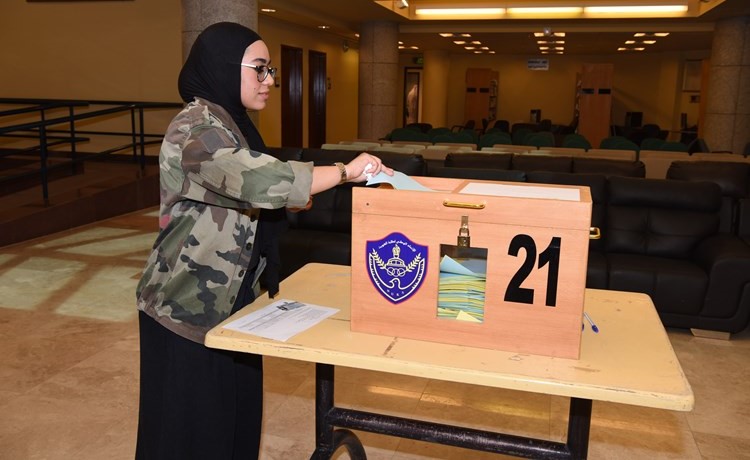 احدى الطالبات تدلي بصوتها ﻿