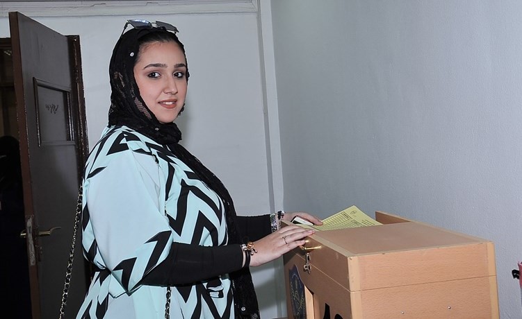 طالبة تنتخب قائمتها المفضلة﻿