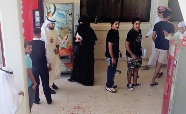 آثار الدماء على الأرض بعد «هوشة» طلبة كلية الآداب خلال عملية الاقتراع