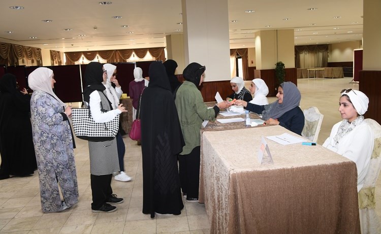 الطالبات خلال الانتخابات﻿