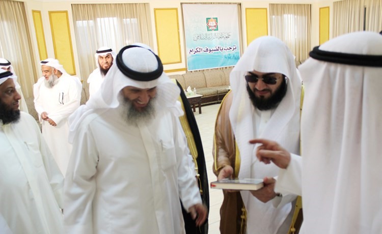 الشيخ د بليلة يتابع احد اصدارات جمعية احياء التراث﻿