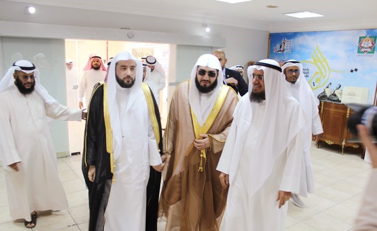 العيسى والربيعة على راس مستقبلي امام ومؤذن الحرم﻿