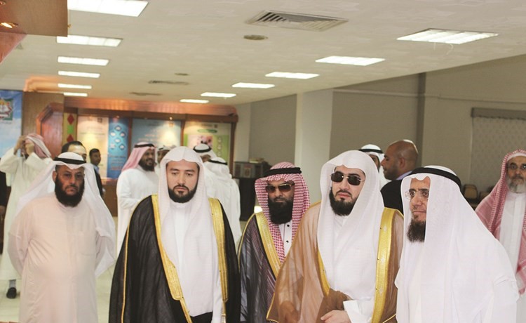 الوفد الزائر اثناء جولة في معرض 	الجمعية ﻿