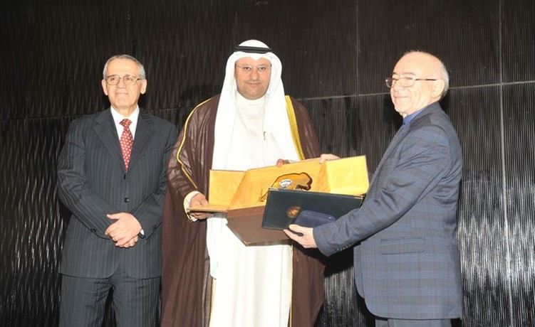  دعلي العبيدي يسلم جائزة الكويت لمكافحة السرطان﻿