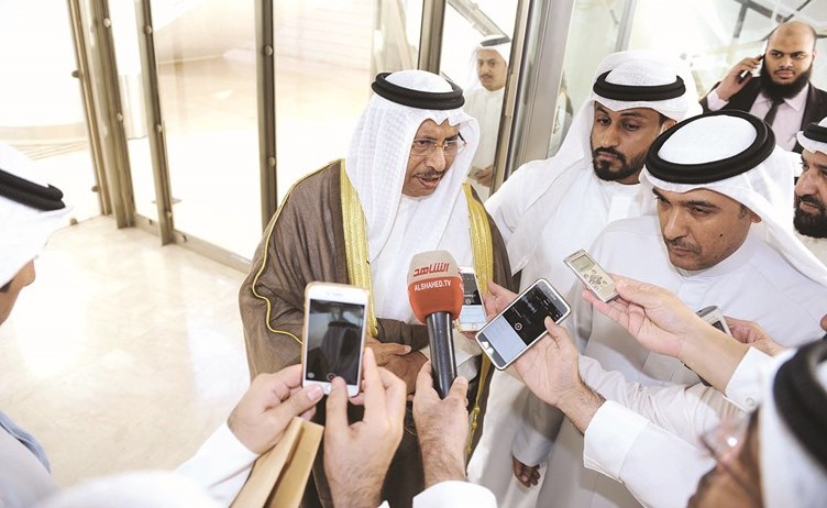 سمو رئيس الوزراء الشيخ جابر المبارك متحدثا للصحافيين