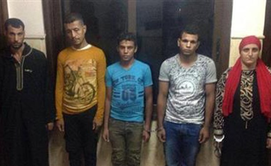 إمرأة تقود عصابة لتصوير الرجال عراة وتبتزهم في مصر.. وهذا ماحدث معها !