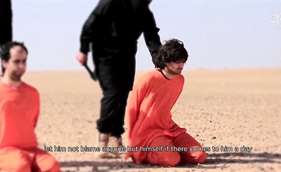 بالفيديو..داعش في أحدث مجازره.. تحية نازية وذبح عناصر للجيش الحر