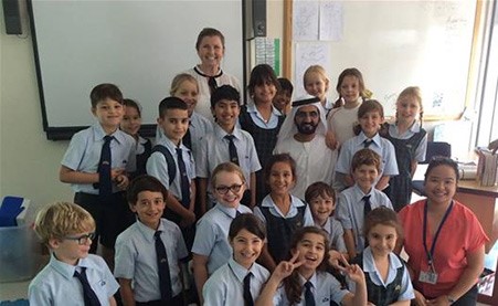 شاهد.. محمد بن راشد يزور طفلته الشيخة الجليلة في فصلها الدراسي