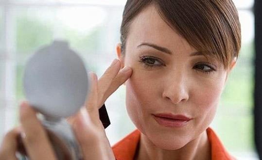 10 عادات يومية سيئة تتسبب في ظهور تجاعيد الوجه