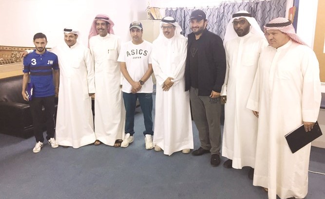 دهام الشمري وثامر عناد مع اعضاء مجلس الادارة بعد توقيع العقد﻿
