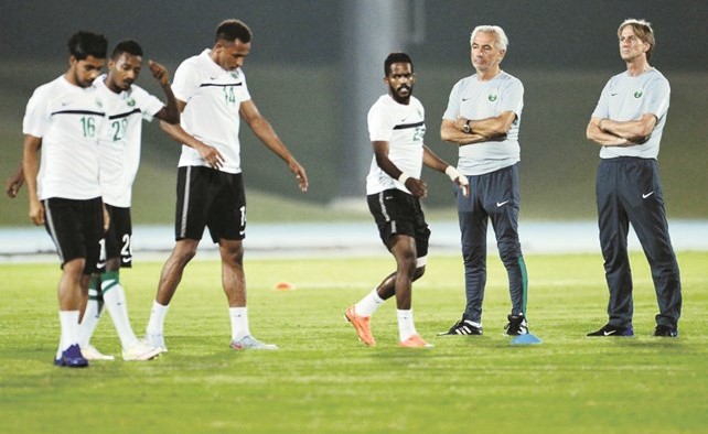 مدرب السعودية بيرت فان مارفيك يتابع التدريبات ﻿