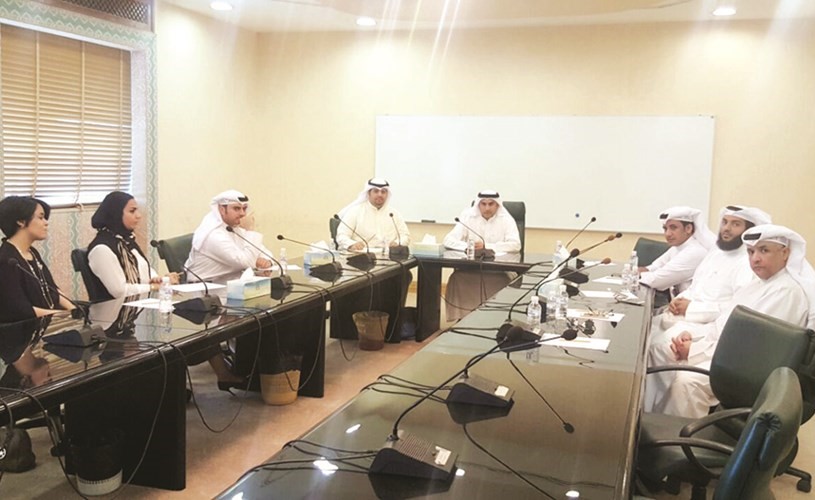 عبدالله الكندري خلال اجتماعه مع اصحاب المشاريع﻿